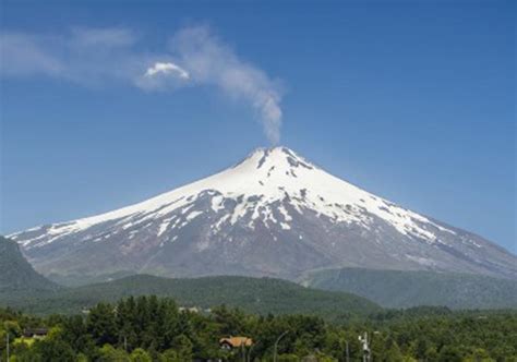 Y we, 'lugar', por lo que puede traducirse como 'lugar de aguas sulfurosas'. Mining Press | Volcán Copahue con Alerta Amarilla
