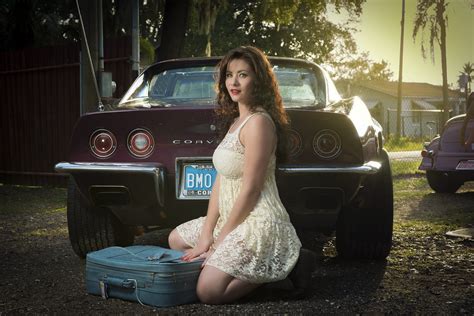 hình nền đàn bà mô hình xe hơi trang phục phụ nữ có xe ô tô thời trang 1964 chevrolet