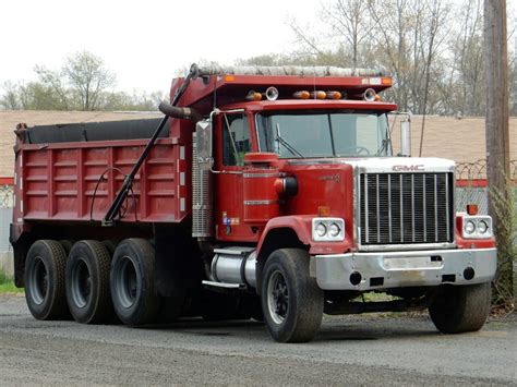 Semitrckn — GMC General tri axle dump