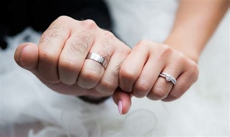 Kepakaran kami adalah membantu lelaki malaysia yang pening mencari cincin yang ngam elok untuk mereka tampil bergaya dan lebih berkeyakinan. 6 Alasan Ramai Lelaki Tak Pakai Cincin Kahwin!