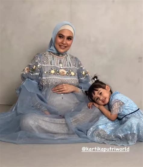 10 Momen Di Balik Maternity Shoot Terbaru Kartika Putri
