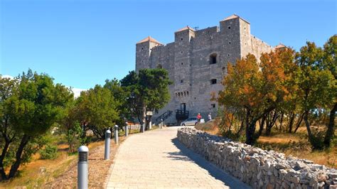 Für urlaubsgäste stehen heute in allen regionen zahlreiche ferienhäuser und ferienwohnungen zur verfügung. Kroatien - Region Kvarner - Stadt Senj - Festung Nehaj in ...