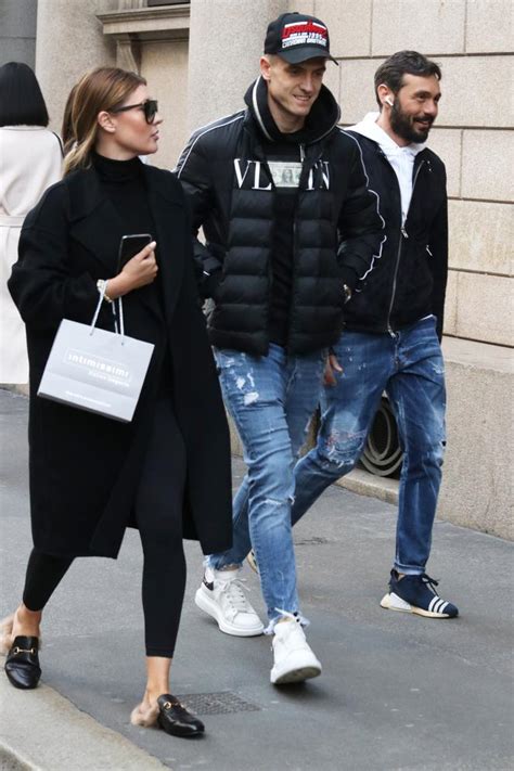Krzysztof piątek to ostatnio najbardziej rozpoznawalny polski piłkarz. Krzysztof Piątek i Paulina Procyk na spacerze w Mediolanie ...