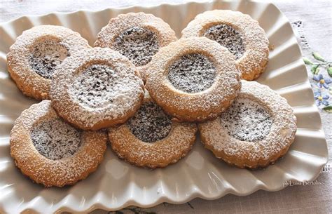 Per realizzare i biscotti occhio di bue lavorate con le fruste elettriche il burro morbido con lo zucchero fino ad ottenere una crema soffice. Occhi di bue al cioccolato | Ricetta | Cioccolato, Dolci ...