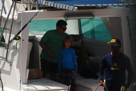 Sem o apresentador, com quem mantinha conversas, mudou de mala e cuia para o barco de. Luciano Huck curte passeio de barco e buggy com os filhos ...