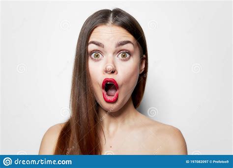 Mujer Con Expresi N Facial Sorprendida Amplia Boca Abierta Hombros Largo Pelo Imagen De Archivo