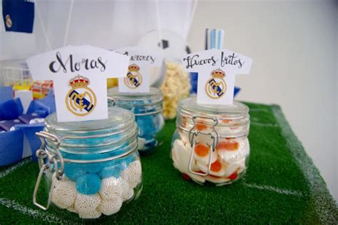 Elaborada con golosinas y chocolates de las mejores marcas. Mesa temática de chuches del Real Madrid. Real Madrid ...