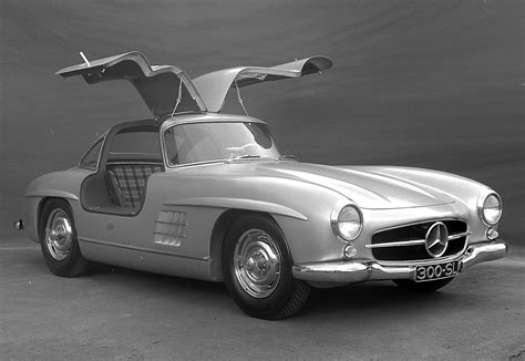 It was based on the company's 1952 racer, the w194. 1954→1957 Mercedes-Benz 300 SL Coupe | Review | SuperCars.net
