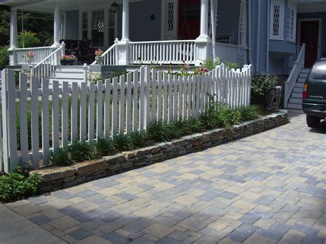 You see it in movies, described in classic books and who doesn't dream of living in a home with a white picket fence gate in the yard? White picket fence with paver driveway | Hàng rào