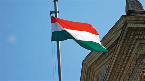 El rojo simboliza el poder del pueblo, el verde la esperanza y la fertilida, el blanco la libertad. La bandera de Hungria