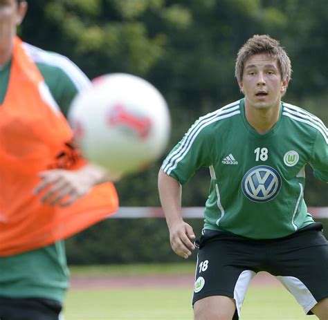 Kevin pannewitz, 29, z kraju niemcy fc amed, od 2019 defensywny pomocnik wartość rynkowa: Hansa Rostock: Draußen tobt der Mob, drinnen fliegt der ...