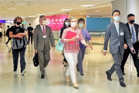 Jun 25, 2021 · 1.受疫情及經濟影響，餐飲市場將變成更懶、更省、更挑的消費市場。2.外送不夠快、不夠便宜及不夠開心3因素，讓餐廳無法被取代。3.餐飲業進入內用、外帶、外送多通路時代，為了保持利潤，店家須設計好流程讓顧 新加坡疫情保持穩定，12日起放寬餐廳內用人數至最多5人一桌，圖為實龍崗地鐵站附近一家商場餐廳的內用 ...