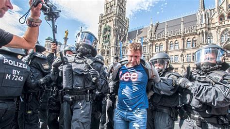 Insgesamt sind in der landeshauptstadt damit bislang 28.119. Corona-Demos in München - So will die Polizei ...