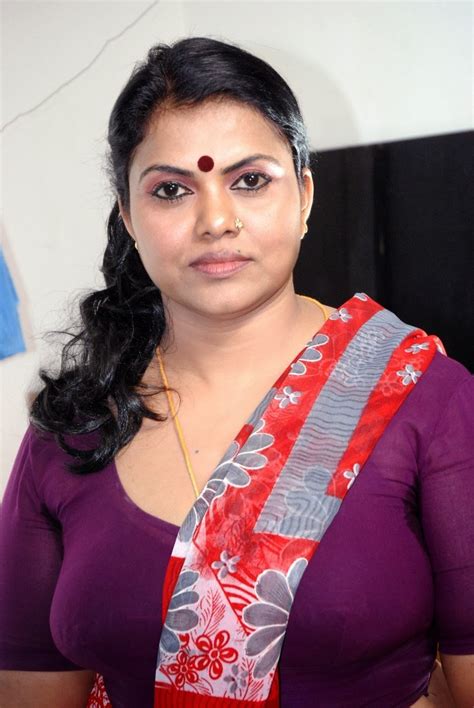 Kerala Mallu Aunty Parvthi Kutti Hot Saree Remoed Biggg Melons Poppint