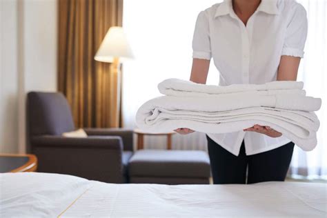 Do hotel housekeepers make tips? 2
