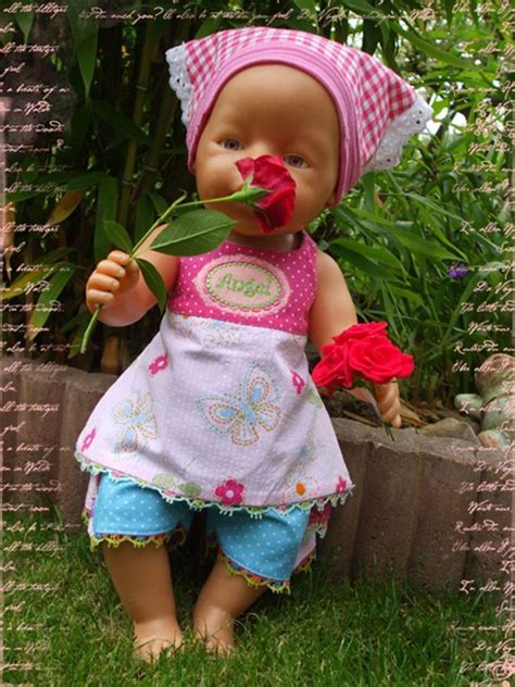 Winterset für puppen #clothpatterns mit dem kostenlosen schnittmuster winterset für puppen von 25 bis 50 cm kannst du winterliche puppenkleidung nähen nachdem ihr den schnitt ausgedruckt, ausgeschnitten und zusammengeklebt habt, geht es mit dem zuschnitt los. Kostenloses Schnittmuster Emily (für Puppen) von Mamu ...