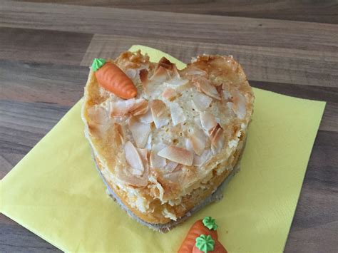 Bei diesem kuchen kann tatsächlich nicht viel schief gehen. „Kokos-Karotten-Kuchen mit Milchmädchen-Haube" | Karotten ...