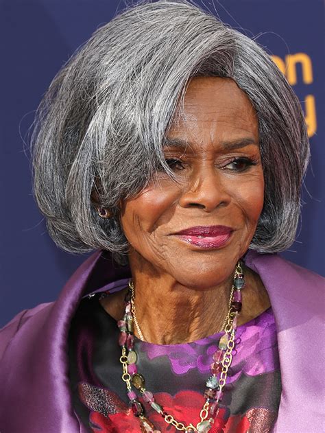 22 Grey Haired Women Who Prove Its Chic To Be Natural Who What Wear Grain Of Sound