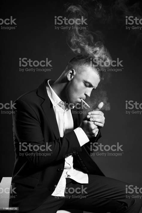 어두운 배경에 비싼 비즈니스 정장에 흡연 남자 사업가의 대조 초상화 성공적인 감정 관리자 사업가 포즈 제스처 손과 흡연 담배에 검은 색 검은색에 대한 스톡 사진 및 기타
