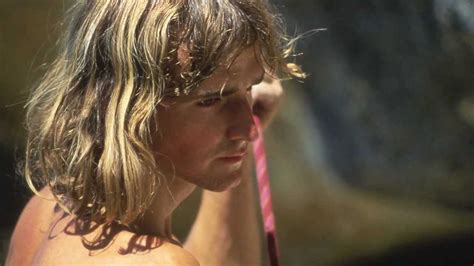 Edlinger seemed wholly different, a child of nature, dressed only in shorts and emerging from the verdon canyon as though born on rock. Patrick Edlinger, une vie au bout des doigts - YouTube