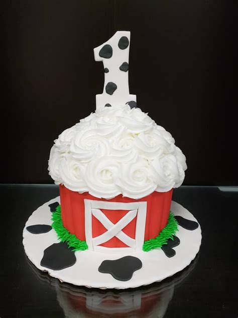 Barn Smash Cake | First birthday cakes, Barn cake, Baby boy 1st