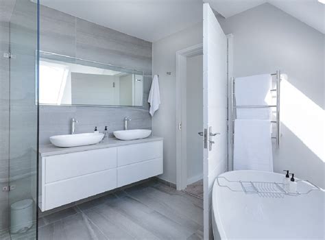 Cubre la base, la superficie y los lados del nicho con color gris. Os contamos cómo elegir bien los azulejos de baño | Bezzia