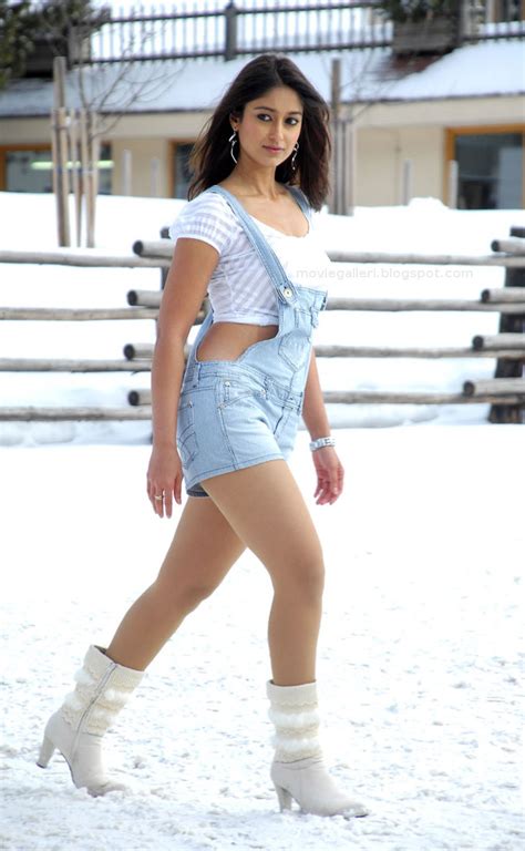 film actress photos ileana hot thigh show in short skirt