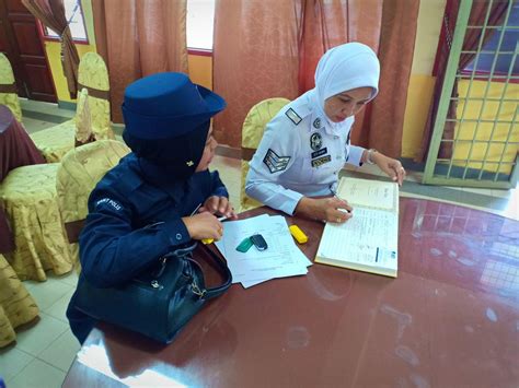 Mulai dari saat itu pasukan polis dikenali dengan nama polis diraja persekutuan atau the royal federation of malayan police dan pada 1963 ditukar kepada polis diraja malaysia. SMK TINGGI PEREMPUAN MELAKA: PROGRAM PENDIDIKAN PENCEGAHAN ...