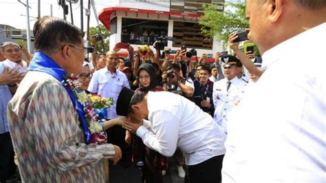 Lihat ide lainnya tentang tato setengah lengan, ide tato, tato wajah. Iqbal Suhaeb Peluk SYL dan Cium Tangan Jusuf Kalla ...