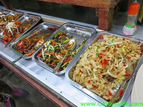 Amie hanya hiris cili padi dan cili hijau serta merah untuk sambal kicap. CikLilyPutih The Lifestyle Blogger: Makan Bubur Nasi ...