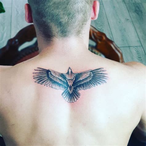 Der oberarm gilt als klassische stelle für ein tattoo und wird dementsprechend sehr häufig gewählt. Pin auf Adler Tattoos