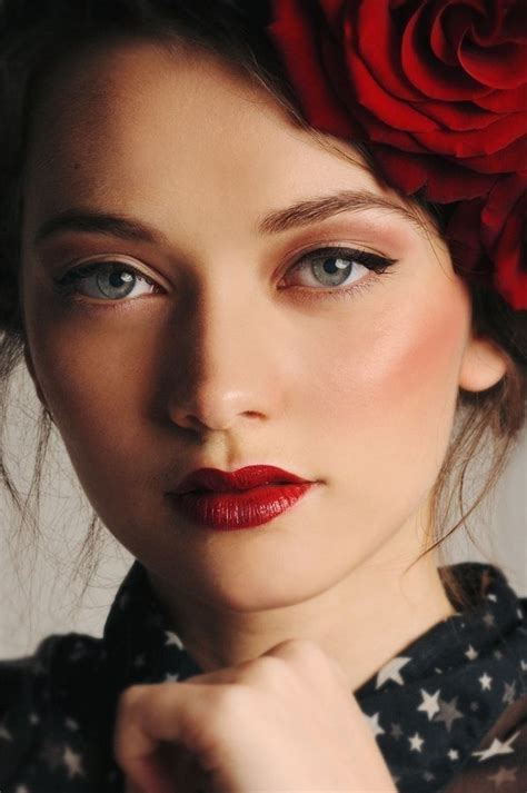 2 Simple Eyes 7 Ways To Achieve A Glamorous 1950s Makeup Look →