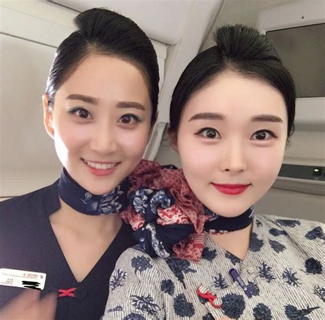 When passengers were shifting their positions constantly due to back pain, cabin crew used onboard items to fashion simple pillows and thermos flasks, earning the grateful praise of passengers. 【China】 China Eastern Airlines cabin crew / 中国東方航空 客室乗務員 ...
