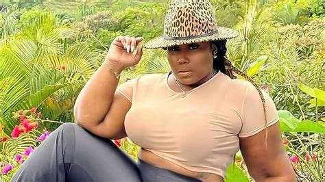 Curvy Model Chrisy Chris Fashion And Outfit Lifestyle Bio Chrisy Modeling Instagram Star