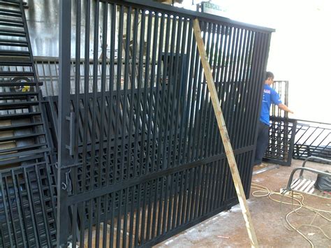 Pintu pagar dorong maupun lipat dengan model minimalis adalah pintu pagar besi dorong rumah yang dibuat dari bahan besi model minimalis yaitu besi dengan sebutan besi hollo ,besi hollo ialah besi yg berbentuk kotak,kotak persegi maupun kotak beda sisi,,ada banyak ukuran besi hollo,untuk rangka pagar biasa menggunakan hollo ukuran 40×40,40×60. harga pintu pagar minimalis murah berkualitas