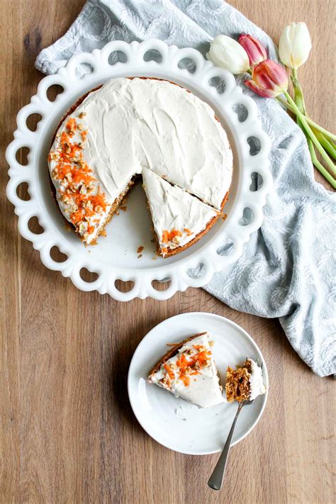 This cake is quick and easy to make, versatile and lots of carrots make this the best carrot cake. Single Layer Carrot Cake with Cream Cheese Frosting | katiebirdbakes-2
