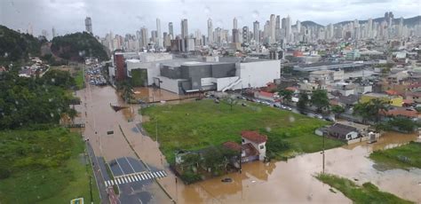 Galeria de fotos Chuva deixa Balneário Camboriú debaixo d água