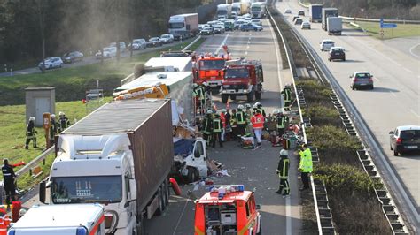 Schwerster Verkehrsunfall Mit Mehreren Verletzten Auf A61 Rheinland