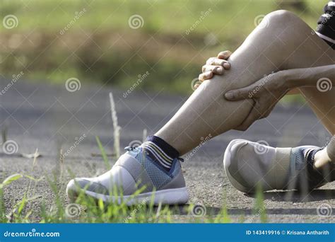 The Female Clings To A Bad Leg The Pain In Her Leg Stock Photo Image