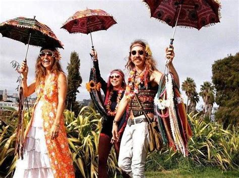 Grandi parrucche hippie, palle da discoteca, e volendo, anche stilosi costumi groovy! Come vestirsi per una festa anni '70 - PHANTOMAG