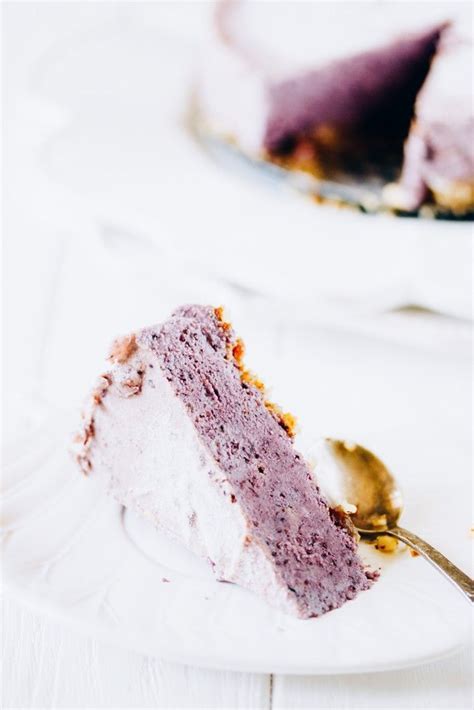 A creamy tangy vegan cheesecake recipe served with a delectable plum compote. VEGAN BERRY CHEESECAKE | Cuisine vegan, Recette, Cuisine