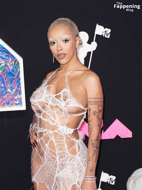 Doja Cat Flashes Her Nude Boobs In A See Through Outfit At The Mtv