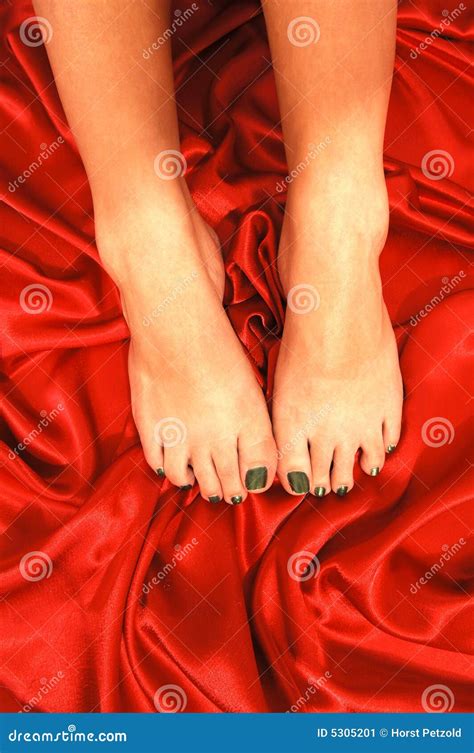Nagie stopy czerwone obraz stock Obraz złożonej z gwoździe 5305201