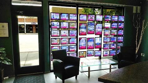 Deesign Backlit Led Window Displays For Real Estate
