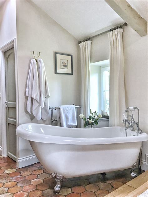 I'm guessing it's gray (my eyes can't distinguish between gray and lavender) and the pink tub with silver legs really makes it pop. Traditional Classic White Bathroom Decorating Ideas for ...