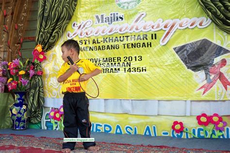 Ia menganggap pendidikan anak sejak usia dini perlu dilakukan dengan konsep bermain sambil belajar. animasi: Pakaian Beragam Kanak-kanak Islam