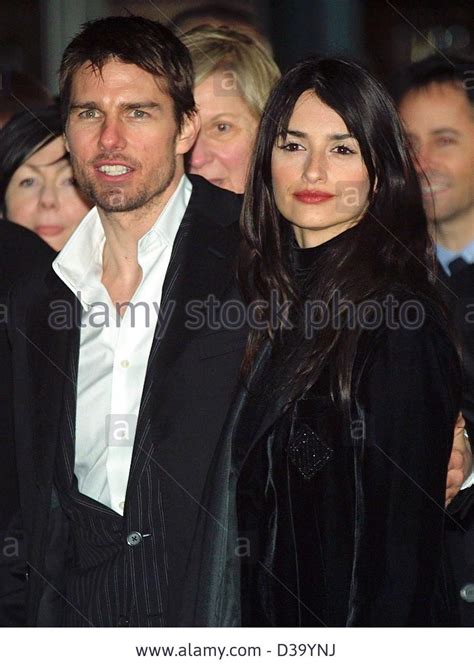 Hollywood superstar tom cruise was spotted attending the women's finals at wimbledon saturday alongside english actress and rumored girlfriend hayley atwell as well as another. (dpa) - US-actor Tom Cruise and his girlfriend, Spanish actress Penelope Cruz, arrive for the ...