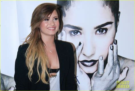 Photo Demi Lovatos Brazilian Fans Wake Her Up Photo