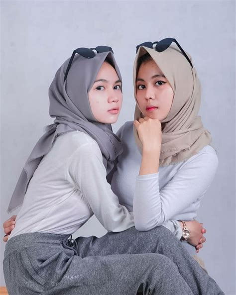 Biasanya cincin tunangan diletakan pada jari manis. Pilih mana kiri apa kanan? | Beautiful hijab, Girl hijab ...