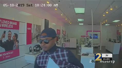 Police Believe Armed Robberies At Cellphone Stores Across Metro Are
